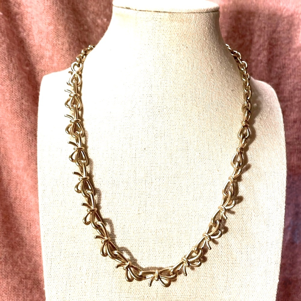 Banana Republic gorgeous gold-toned necklace made of small bow links! Beautiful!